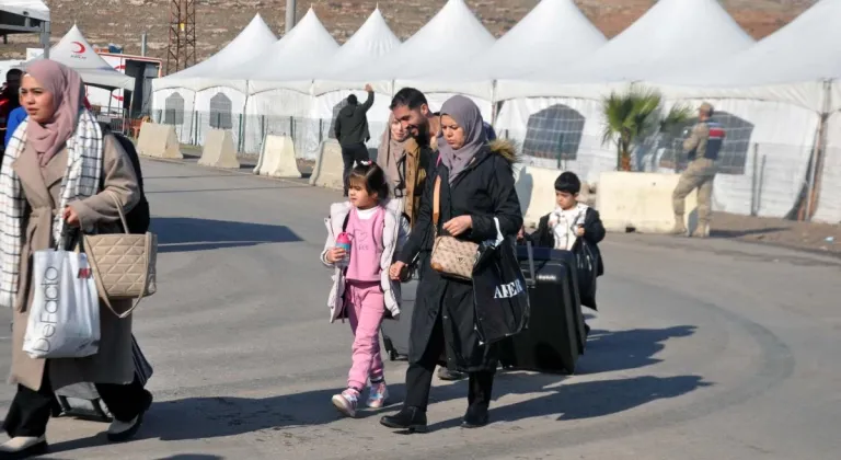 Ülkesine dönen 4 çocuk annesi: Çok şükür Suriye artık özgür