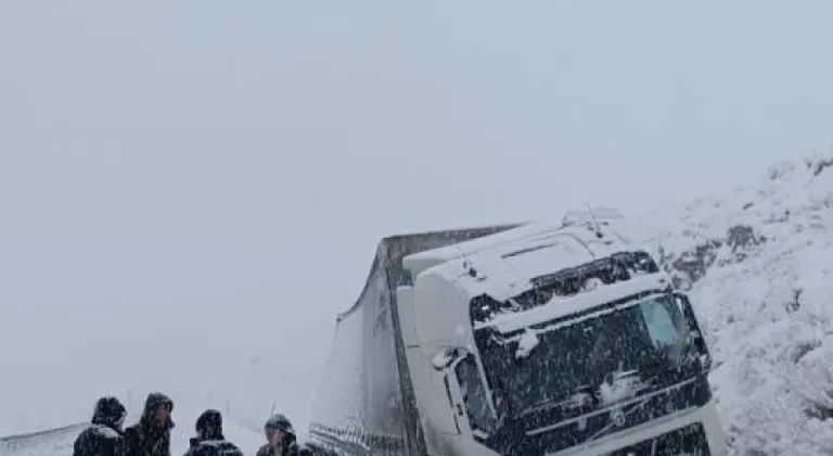 Van'da kar yağışı; Bahçesaray kara yolu trafiğe kapatıldı (2)